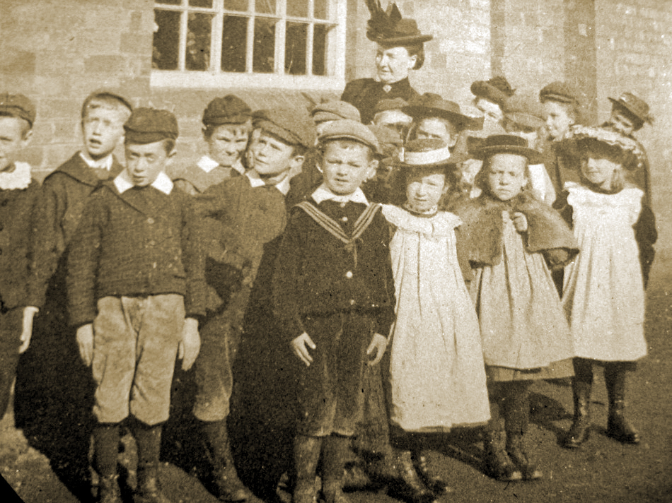 Early photograph of primary school children c1900