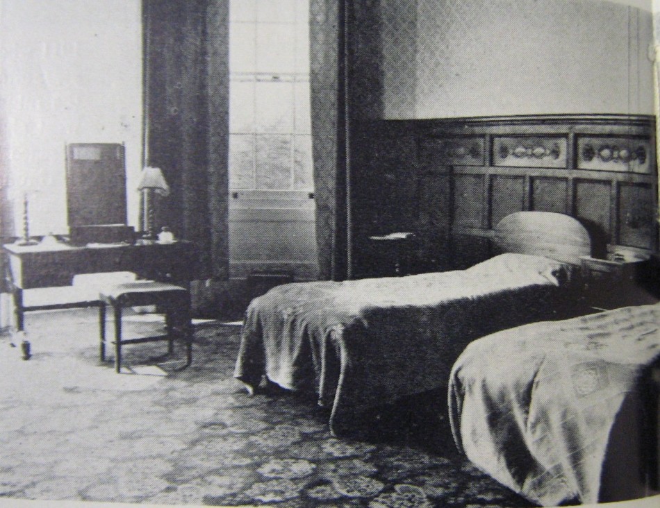 Quorn House - the oak bedroom 1956