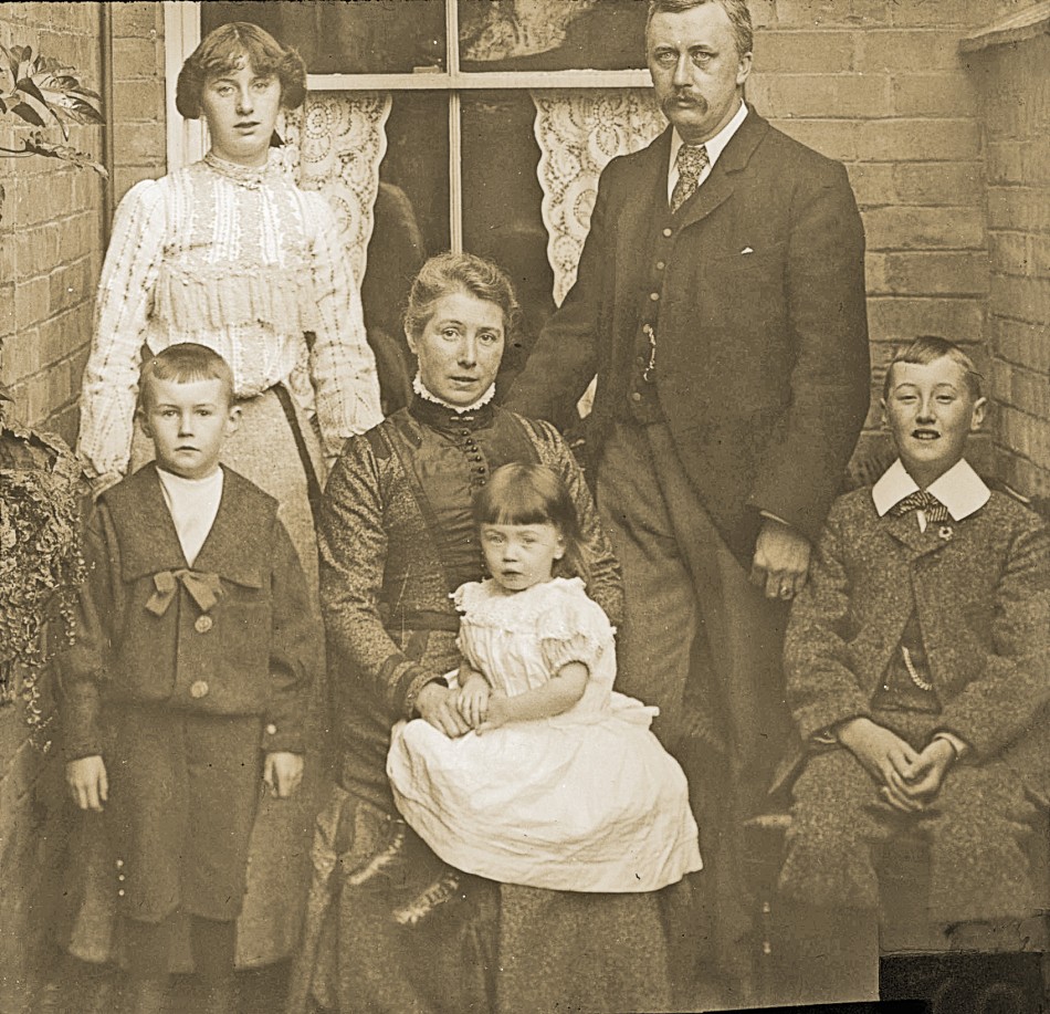 Tom Shenton and family, about 1904