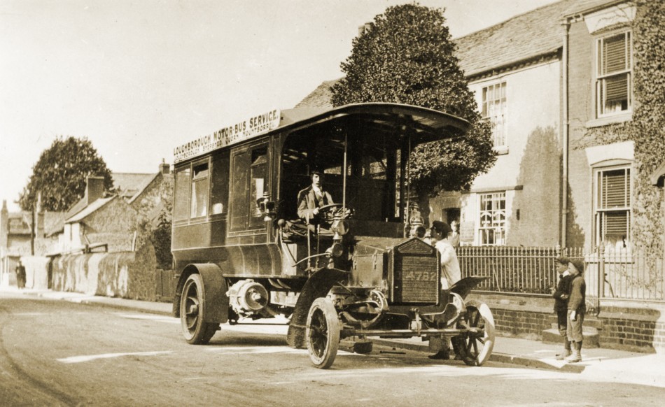 Bus on Leicester Road, Quorn, 1910