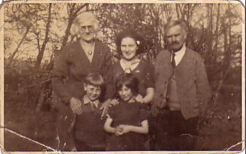 Evacuees in Mansfield Street, Quorn