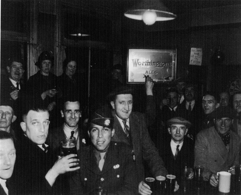 Quorn Camp troops at the Pear Tree Inn, Woodhouse Eaves 1944